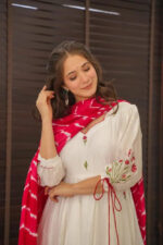 Pearl White Riwaaz Resham Kurta Set - Image 3