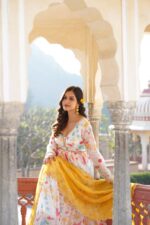 Royal Rani Pink Zari Anarkali Set - Image 9