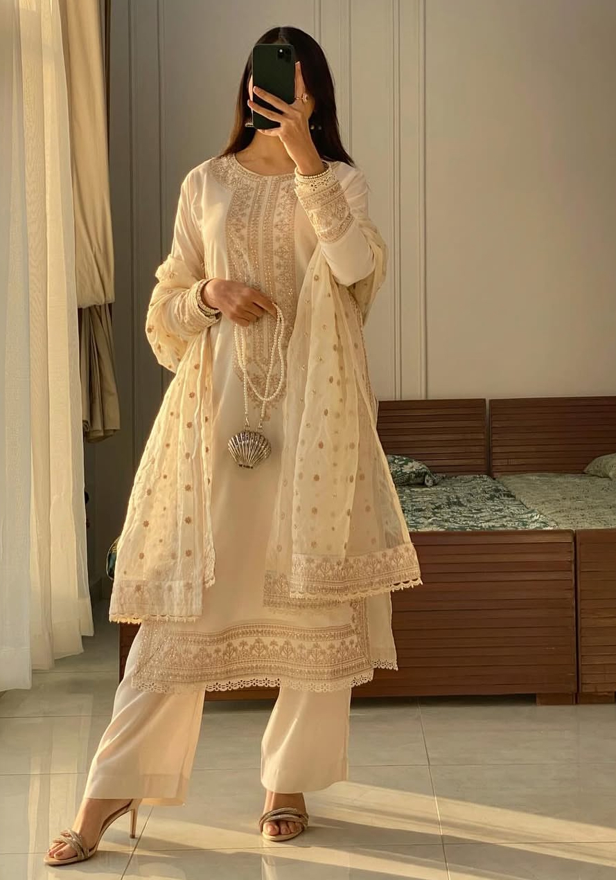 IMG_0958.jpeg Noor-e-Ivory - Image 1