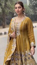 Luxurious Chinnon Designer Suit Set - Image 3