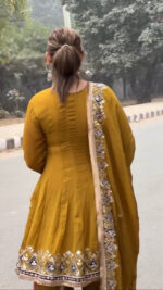 Luxurious Chinnon Designer Suit Set - Image 4