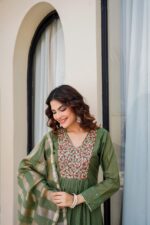 Nazakat Embroidered Kurta - Image 4
