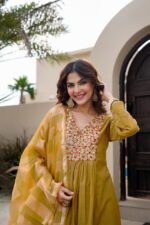 Nazakat Embroidered Kurta - Image 7