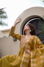 Nazakat Embroidered Kurta - Image 6